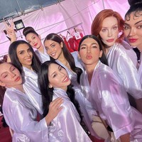Dalam foto ini, Millen berfoto bersama para finalis Miss International Queen bergaya ala Victorias Secret.Foto: Instagram