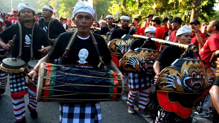 Momen Ganjar Ikut Jalan Sehat di Bali Bakal calon presiden dari PDI Perjuangan Ganjar Pranowo (kanan) mengikuti jalan sehat Creative Fun Walk di kawasan Renon, Denpasar, Bali, Sabtu (17/6/2023). Kegiatan jalan sehat tersebut diikuti ribuan warga dan simpatisan Ganjar Pranowo dari berbagai daerah di Bali.