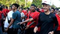 Ganjar mengikuti jalan sehat Creative Fun Walk di kawasan Renon, Denpasar, Bali, Sabtu (17/6/2023). 
