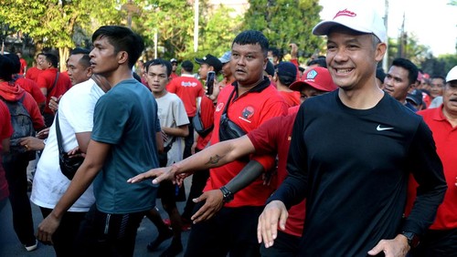 Bakal calon presiden dari PDI Perjuangan Ganjar Pranowo (kanan) mengikuti jalan sehat Creative Fun Walk di kawasan Renon, Denpasar, Bali, Sabtu (17/6/2023). Kegiatan jalan sehat tersebut diikuti ribuan warga dan simpatisan Ganjar Pranowo dari berbagai daerah di Bali.