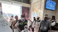“Alhamdulillah baik, sehat, ibadah berjalan lancar, tidak ada kendala. Hotel bagus tapi kemarin perasaan sedih tinggalkan Madinah, walau sampai Makkah bahagia nggak nyangka bisa sampai sini,” ujar Rizki Namira asal Papua Barat. (Foto: Meliyanti Setyorini/detikcom)