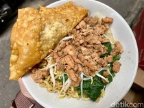 Kreatif! Driver Ojol Ini Laris Jual Mie Bangka Berkat Promo ke Penumpang