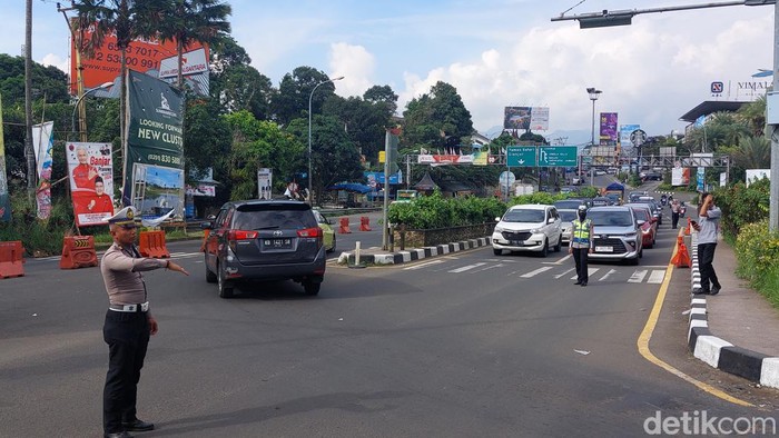 One way Puncak arah Jakarta berakhir pada Sabtu (17/6/2023). Lalin berlaku dua arah (Sholihin/detikcom).