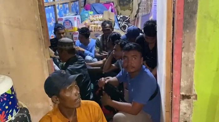Para PMI saat diamankan dari salah satu rumah warga di Batu Bara. (Istimewa)