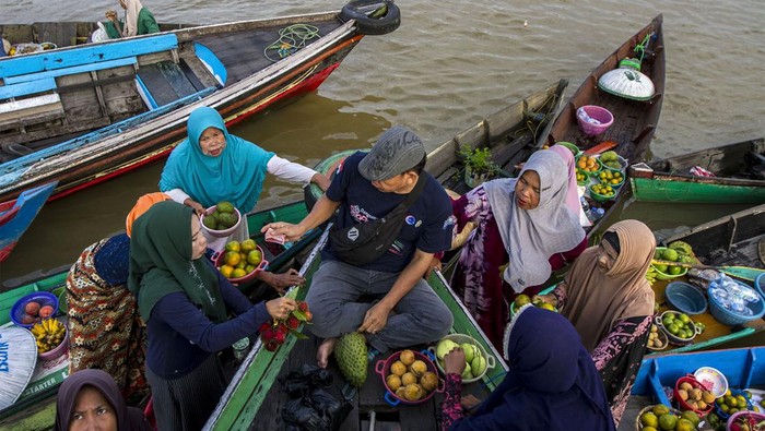 Sejumlah wisatawan naik perahu di lokasi wisata Pasar Terapung Lok Baintan di Kabupaten Banjar, Kalimantan Selatan, Sabtu (17/6/2023). Dinas Pariwisata Kalimantan Selatan menyatakan lima kegiatan pariwisata di Kalsel yang bernuansa adat budaya di antaranya Festival Kebudayaan Pasar Terapung di Lok Baintan dan Festival Budaya Loksado masuk dalam daftar Kharisma Event Nusantara (KEN) 2023 yang merupakan program promosi Kementerian Pariwisata dan Ekonomi Kreatif dengan tujuan untuk membangkitkan pariwisata daerah. ANTARA FOTO/Bayu Pratama S/tom.