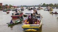 Seperti pasar tradisional pada umumnya, para pedagang pasar terapung Lok Baintan menjual berbagai dagangan seperti sayuran, buah, kue-kue khas daerah setempat, makanan sarapan, ikan segar, beras dan macam-macam kebutuhan pokok.  