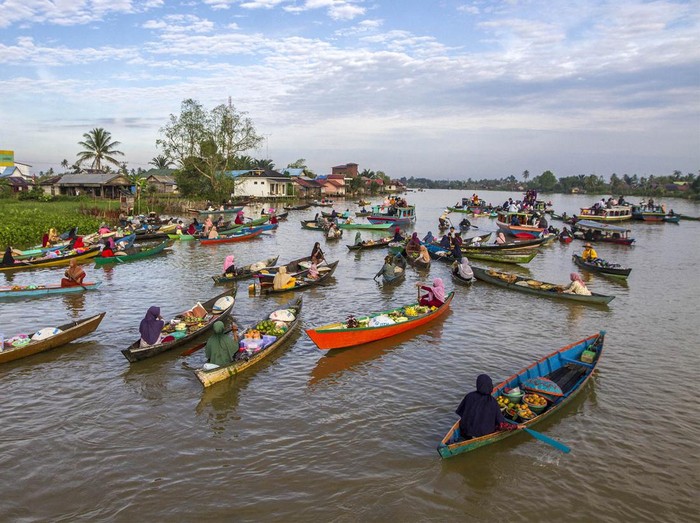 Sejumlah wisatawan naik perahu di lokasi wisata Pasar Terapung Lok Baintan di Kabupaten Banjar, Kalimantan Selatan, Sabtu (17/6/2023). Dinas Pariwisata Kalimantan Selatan menyatakan lima kegiatan pariwisata di Kalsel yang bernuansa adat budaya di antaranya Festival Kebudayaan Pasar Terapung di Lok Baintan dan Festival Budaya Loksado masuk dalam daftar Kharisma Event Nusantara (KEN) 2023 yang merupakan program promosi Kementerian Pariwisata dan Ekonomi Kreatif dengan tujuan untuk membangkitkan pariwisata daerah. ANTARA FOTO/Bayu Pratama S/tom.