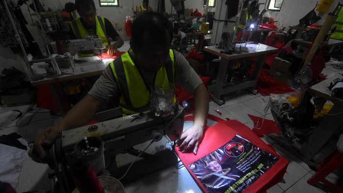 Pemilu Membawa Berkah Bagi Pengusaha Sablon Pekerja menjahit tas yang telah disablon di sebuah pabrik konveksi sablon rumahan, Jagakarsa, Jakarta, Jumat (16/6/2023). Menurut pemilik usaha konveksi, permintaan pesanan sablon kaus dan tas untuk partai politik, bakal calon legislatif serta relawan pendukung bakal calon presiden mengalami peningkatan hingga tiga kali lipat dari jumlah produksi lima ribu buah menjadi 15 ribu buah per pekan saat menjelang Pemilu 2024. ANTARA FOTO/Indrianto Eko Suwarso/tom.