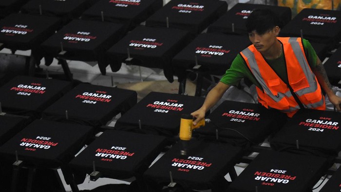 Pemilu Membawa Berkah Bagi Pengusaha Sablon Pekerja menjahit tas yang telah disablon di sebuah pabrik konveksi sablon rumahan, Jagakarsa, Jakarta, Jumat (16/6/2023). Menurut pemilik usaha konveksi, permintaan pesanan sablon kaus dan tas untuk partai politik, bakal calon legislatif serta relawan pendukung bakal calon presiden mengalami peningkatan hingga tiga kali lipat dari jumlah produksi lima ribu buah menjadi 15 ribu buah per pekan saat menjelang Pemilu 2024. ANTARA FOTO/Indrianto Eko Suwarso/tom.