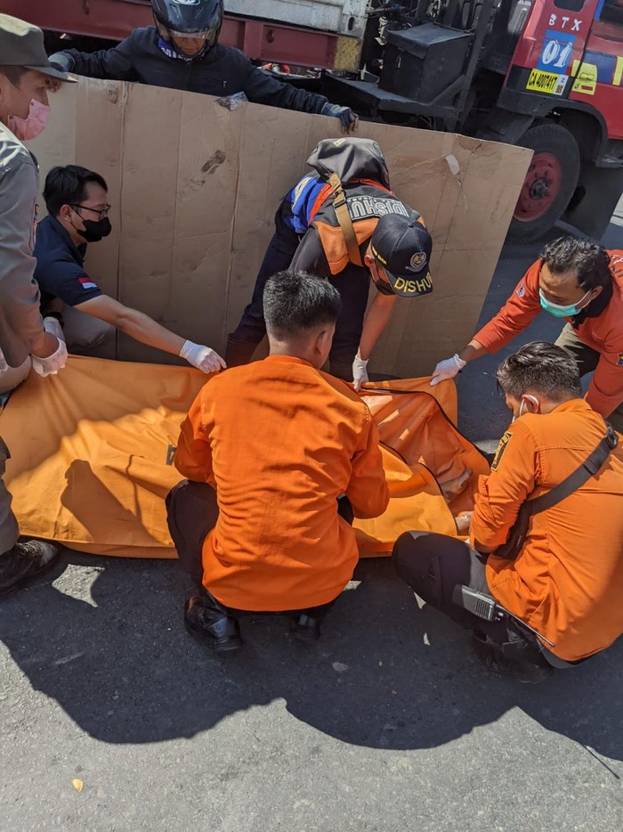Pemotor di Greges Surabaya Tewas Usai Kecelakaan dan Masuk Kolong Truk Trailer