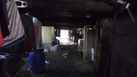 Kondisi di permukiman bagian tengah dari kolong Tol Angke tersebut cukup gelap meski hari sudah siang.