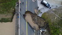 Kini jembatan itu tak bisa dilalui oleh kendaraan.  