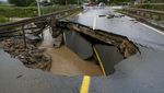 Penampakan Jembatan Ambrol Diterjang Banjir di Serbia