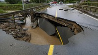 Seperti diketahui, hujan deras yang mengguyur Serbia mengakibatkan banjir hingga tanah longsor. Selain itu banjir juga merusak infrastruktur seperti jembatan.  