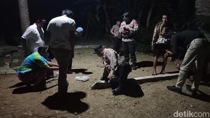 Penemuan amunisi di Padukuhan Manggung, Imogiri, Bantul, Jumat (16/6/2023). Polisi langsung memasang garis polisi di TKP.