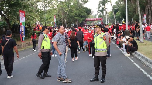 Pengamanan creative fun walk Ganjar-Koster di kawasan Monumen Bajra Sandi, Kota Denpasar, Sabtu (17/6/2023).