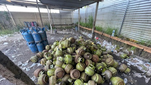 Ratusan tabung gas LPG yang menjadi barang bukti pengoplosan di sebuah gudang di Gianyar.