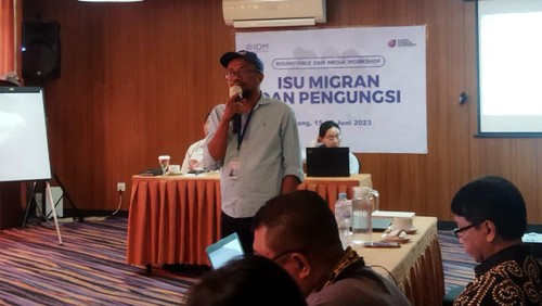 Program Assistant International Organization for Migration (IOM) Kupang Herman Rabu saat menyampaikan materi terkait isu migran dan pengungsi yang digelar oleh AJI dan IOM di Kota Kupang, Jumat (16/6/2023)-Sabtu (17/6/2023).