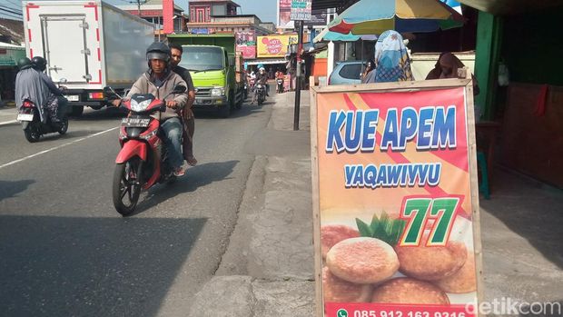 Penjual apem menjamur di Jatinom Klaten. Selama ini apem identik dengan haul Ki Ageng Gribig kini sudah bisa dibeli di sepanjang jalan. Foto diunggah Sabtu (17/6/2023).