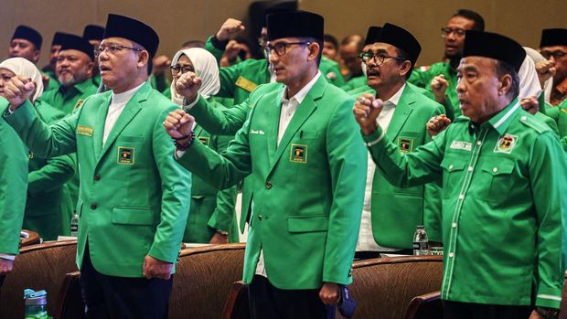 Plt Ketua Umum Partai Persatuan Pembangunan (PPP) Muhamad Mardiono (kanan) menyerahkan surat keputusan pemenangan pemilu kepada anggota PPP Sandiaga Uno saat penutupan Rapat Pimpinan Nasional (Rapimnas) VI PPP di Jakarta, Sabtu (17/6/2023). Foto: ANTARA FOTO/FAUZAN