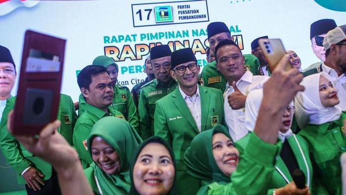 Plt Ketua Umum Partai Persatuan Pembangunan (PPP) Muhamad Mardiono (kanan) menyerahkan surat keputusan pemenangan pemilu kepada anggota PPP Sandiaga Uno saat penutupan Rapat Pimpinan Nasional (Rapimnas) VI PPP di Jakarta, Sabtu (17/6/2023). Rapimnas VI PPP tersebut menghasilkan beberapa poin di antaranya menetapkan Sandiaga Uno sebagai Ketua Badan Pemenangan Pemilu (Bappilu) Nasional PPP sekaligus menjadi bakal cawapres yang diusung PPP untuk mendampingi bakal capres Ganjar Pranowo di Pemilu 2024.