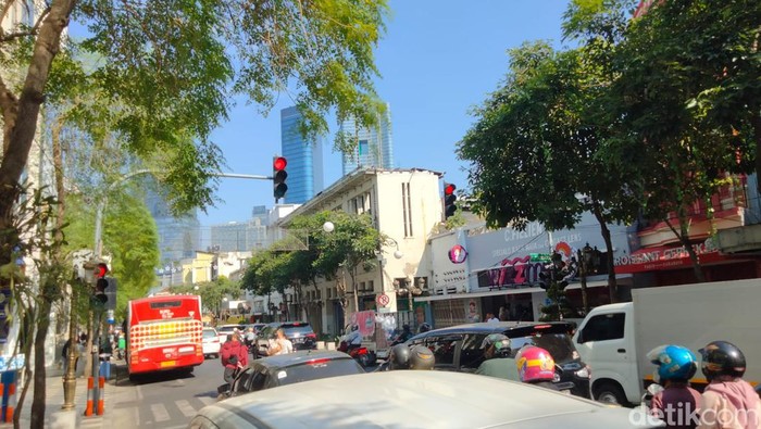 Penyeberangan orang di Jalan Tunjungan yang memutar Chant Persebaya di pengeras suara traffic lightnya.