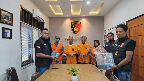 Kasat Reskrim Polres Ende Iptu Yance Kadiaman (kiri) memperlihatkan DO alias DOA dan Y alias Mama Lia (ke-2 dan ke-4 dari kiri) bersama tersangka lain TPPO dalam kasus berbeda.