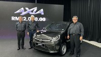 Perodua Axia E ditargetkan terutama untuk kelompok masyarakat berpenghasilan rendah. Harganya pun sangat murah. Di Malaysia, Perodua Axia tipe E ini dijual dengan banderol harga 22.000 ringgit (tanpa asuransi). Kalau dirupiahkan sekitar Rp 71 jutaan. Foto: Pandulaju Malaysia