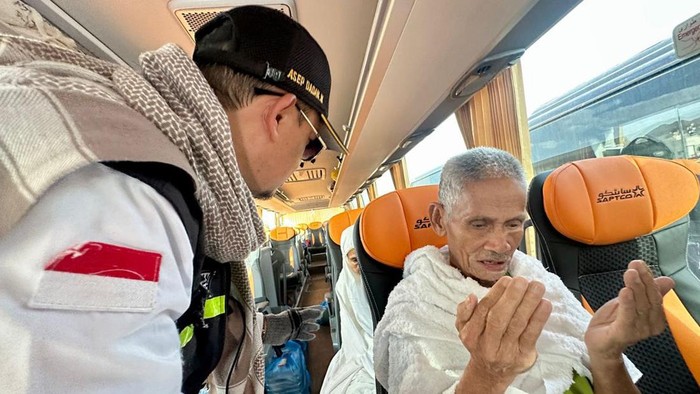 Petugas haji pandu jemaah lansia niat ihram