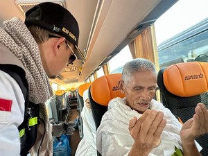 Petugas Haji Naik-Turun Bus di Bir Ali, Pandu Jemaah Lansia Niat Ihram Satu-satu