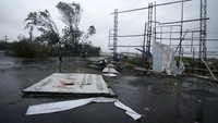 Papan reklame juga rusak diterjang Topan Biparjoy. 