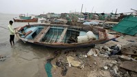 Sejumlah perahu rusak di pelabuhan Jakhau, negara bagian Gujarat. 