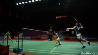 Duel semula berjalan ketat dengan saling bergantian mengambil poin hingga 3-3. 