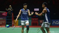 Pramudya/Yeremia pun mampu mengambil gim pertama dengan skor 21-12 setelah Aaron Chia/Soh Wooi Yik banyak bikin kesalahan. 