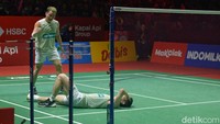 Aaron Chia/Soh Wooi Yik merayakan kemenangan usai menang dengan skor 21-12, 21-23, 13-21. 