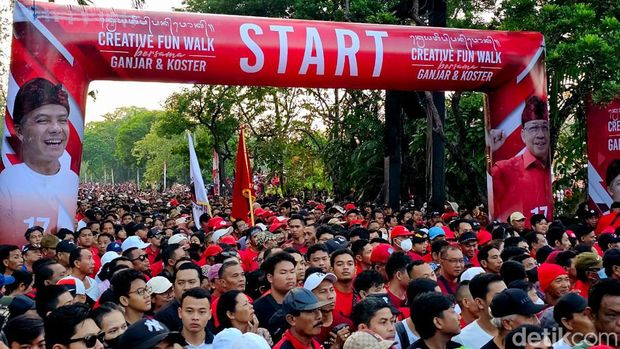 Puluhan ribu relawan Ganjar penuhi Creative Fun Walk di Lapangan Renon, Denpasar (Wildan/detikcom)