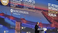 Namun demikian, Putin juga menekankan bahwa dirinya belum melihat perlunya Rusia menggunakan senjata nuklir untuk saat ini. Sputnik/Ramil Sitdikov/Host photo agency via Reuters. 