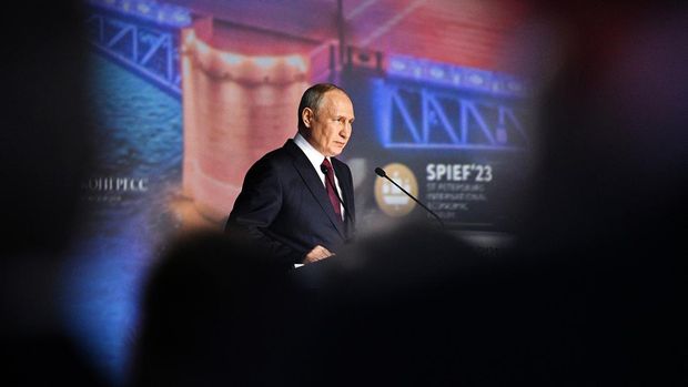 Presiden Putin mengkonfirmasi bahwa Rusia telah mengirim senjata nuklir taktis ke Belarusia. Hal itu disampaikan dalam forum ekonomi tahunan di St Petersburg.