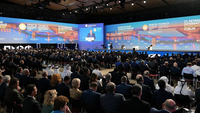 Putin Sebut Rusia Telah Kirim Senjata Nuklir Taktis ke Belarusia Presiden Putin mengkonfirmasi bahwa Rusia telah mengirim senjata nuklir taktis ke Belarusia. Hal itu disampaikan dalam forum ekonomi tahunan di St Petersburg.