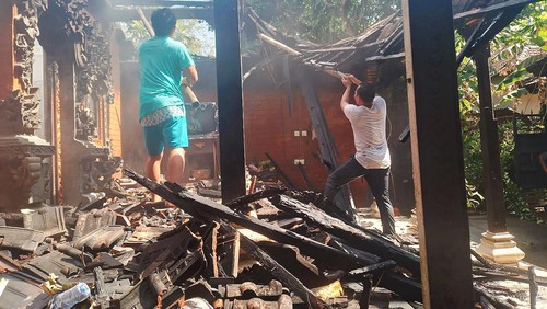 Warga berupaya memadamkan rumah milik Ida Nyoman Darma yang terbakar di Banjar Dinas Eka Adnyana, Desa Tianyar, Kecamatan Kubu, Karangasem, Sabtu (17/6/2023).