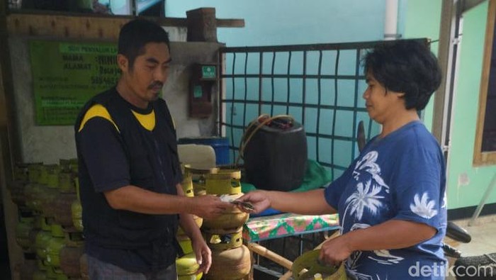 Salah satu warga Banyuwangi saat membeli elpiji 3 kg.