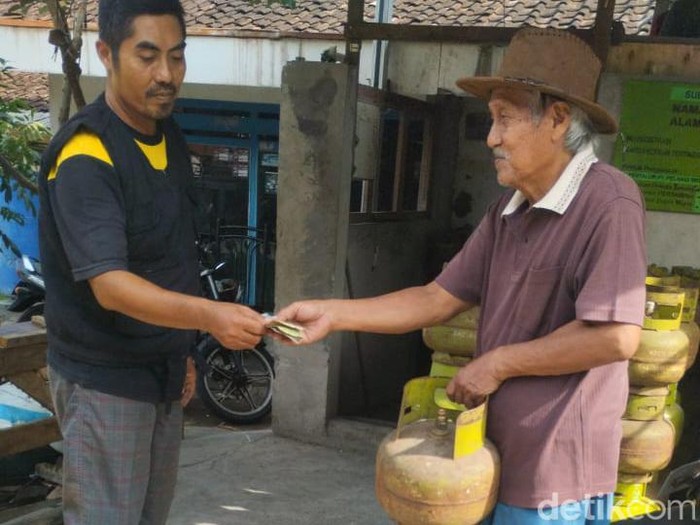 Salah satu warga Banyuwangi saat membeli elpiji 3 kg.