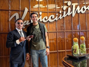 Heboh! Salt Bae Ketemu Kaka di Coffee Shop Miliknya