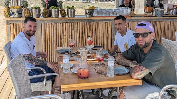 Sebuah unggahan Lionel Messi sedang di Pantai Barcelona. (Twitter @SC_ESPN)
