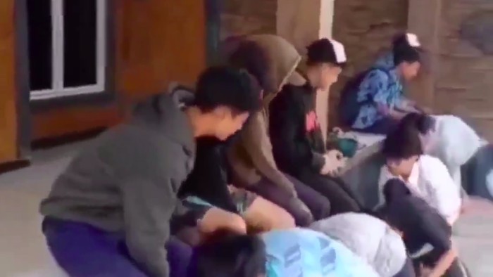Sejumlah pelajar SMP di Kabupaten Cianjur, Jabar menjadi korban kekerasan dan perundungan. Para korban disuruh bersujud sambil mencium kaki para pelaku. (Tangkapan layar video viral)
