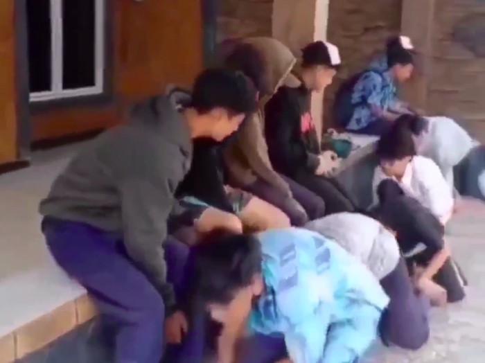 Sejumlah pelajar SMP di Kabupaten Cianjur, Jabar menjadi korban kekerasan dan perundungan. Para korban disuruh bersujud sambil mencium kaki para pelaku. (Tangkapan layar video viral)