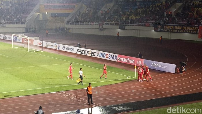 Selebrasi pemain Persis Solo usai Ramadhan Sananta cetak gol di laga persahabatan melawan Jeonbuk Hyundai Motors FC di Stadion Manahan, Sabtu (17/6/2023).