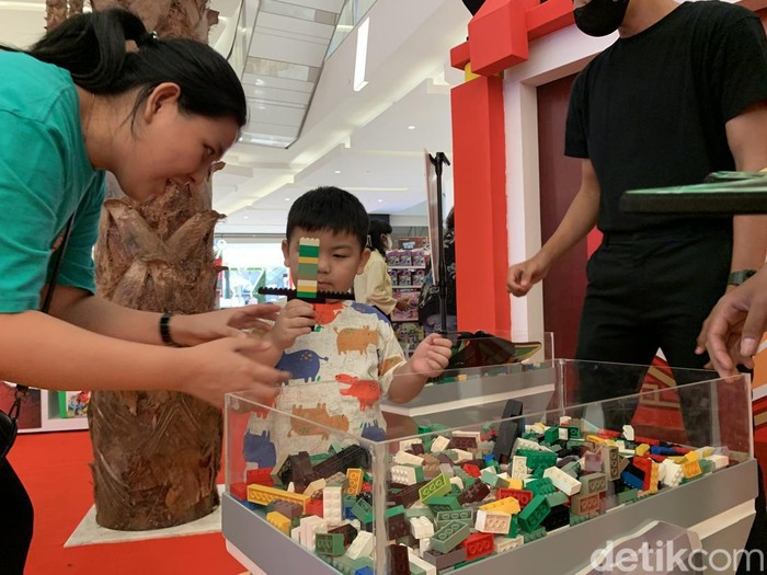 Seorang anak saat menyusun brick Lego di Delipark Mal. (Kartika Sari/detikSumut)