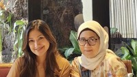Baik di Indonesia atau di Amerika, model berkebangsaan Indonesia itu sering membagikan momen makan bersama keluarga dan temannya. Foto: Instagram @raazharita