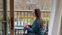 Model 41 tahun itu terlihat sedang bersantai di balkon rumahnya di Amerika. Rahma sedang ngopi sambil menikmati udara sejuk. Foto: Instagram @raazharita